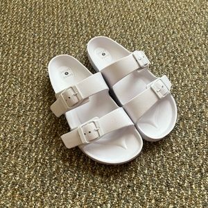 NEVER WORN WHITE SLIDES
